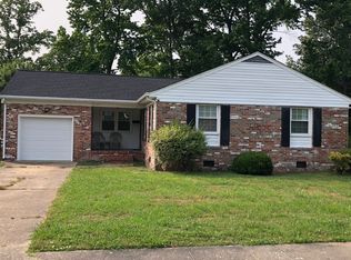 27 Holiday Dr, Hampton, VA 23669