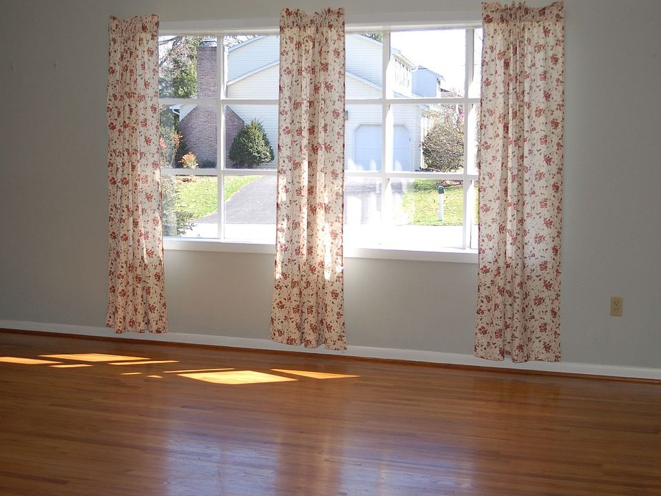 Living Room w/ great hardwood floors!
