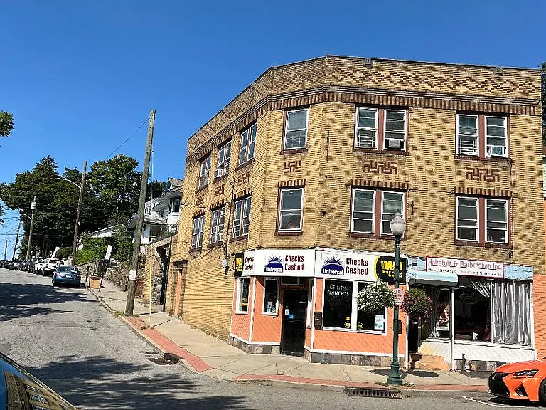 150 N Division St #B — Photo 1