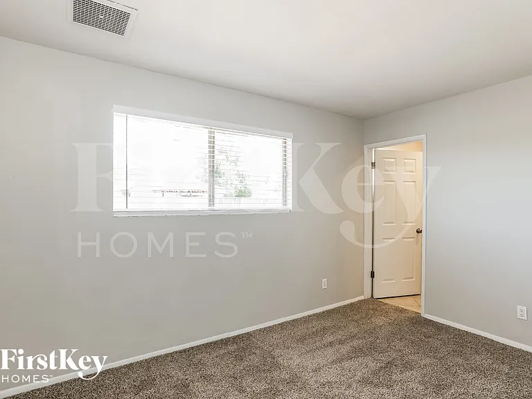 2114 W Sunnyside Dr — Photo 9