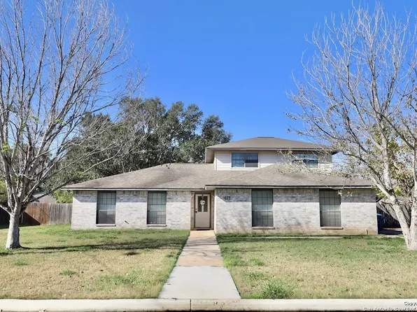 411 E Crownhill Drive, Pleasanton, TX 78064