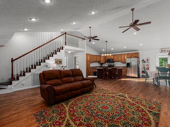 4th image of 43 Fairview St