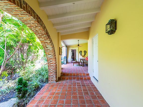 6417 Pine tree Drive Cir