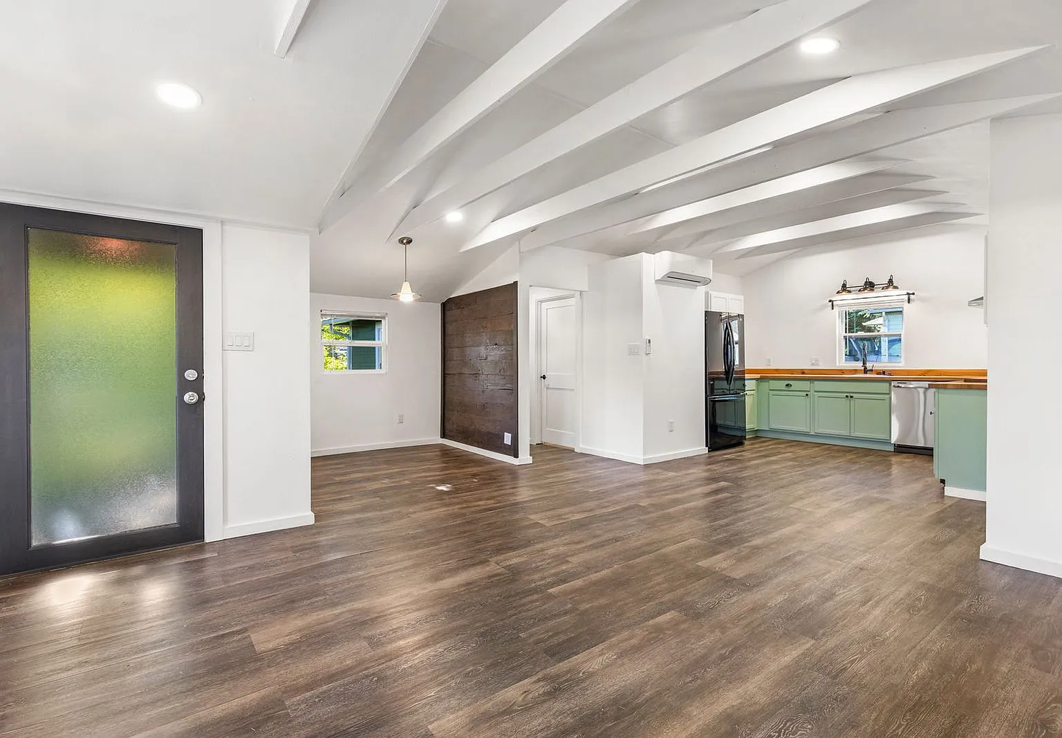 2 bed, 1.0 bath, 1505 sqft, $2,350 — Photo 2