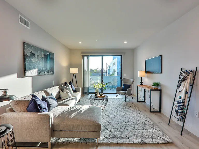 900 N Wilcox Ave #105 — Photo 5