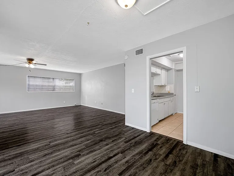 Lake Tarpon Apartments — Photo 19