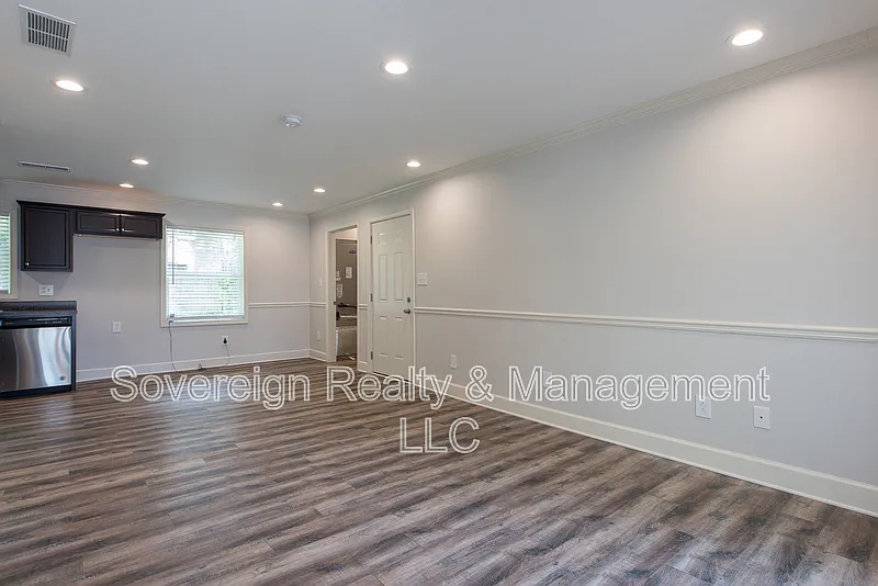 3 bed, 2.0 bath, 875 sqft, $1,395 — Photo 2