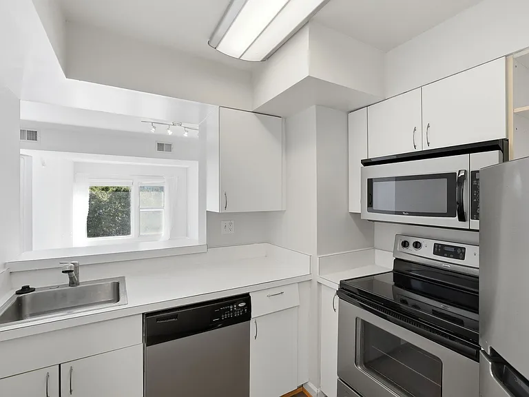 601 Pennsylvania Ave NW #211 — Photo 5