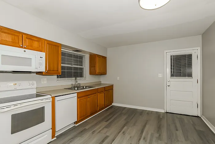 112 Goodridge Dr — Photo 6
