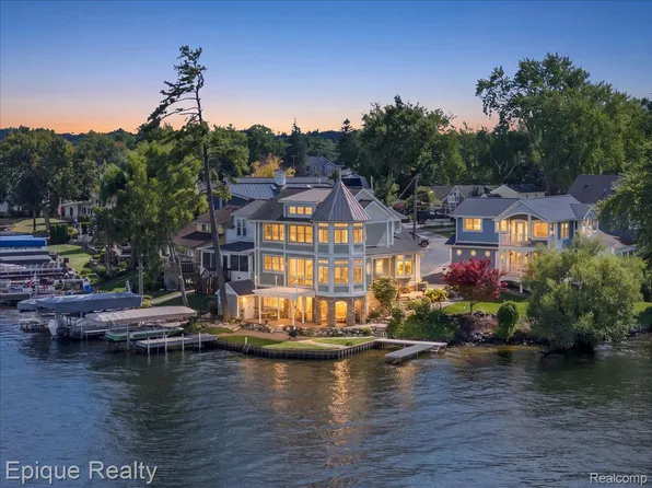 51 Crescent Ave, Lake Orion, MI 48362