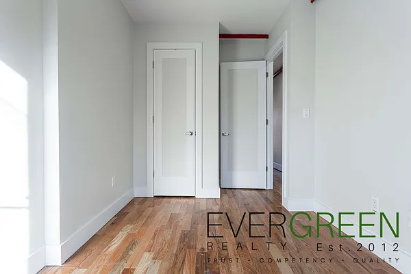 Rented by Evergreen Apartments BK | media 8