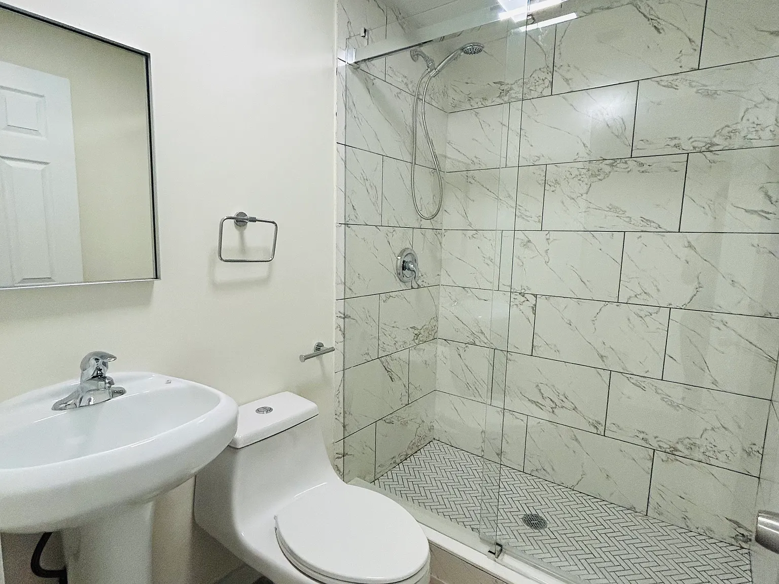 2 bed, 850 sqft, $2,200 — Photo 2
