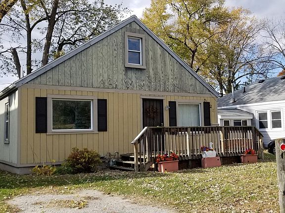 Left deck steps to convenient 2nd driveway!