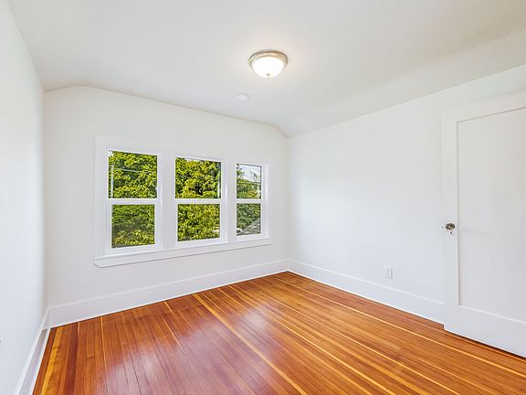 5th image of 5042 7th Ave NE #202