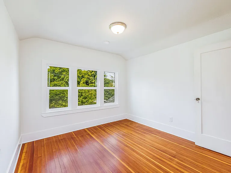 5034 7th Ave NE — Photo 14