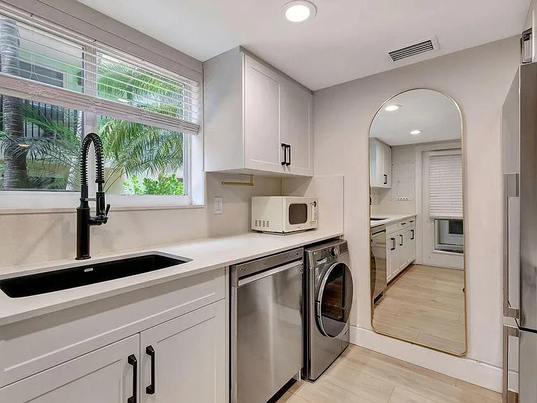 49 SE 7th Ave #2 — Photo 9