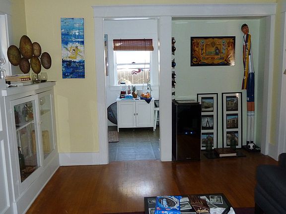View from entering the front door. Example picture from previous tenant.