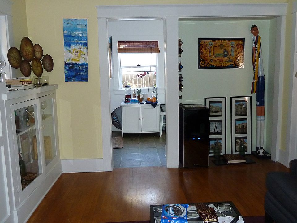 View from entering the front door. Example picture from previous tenant.