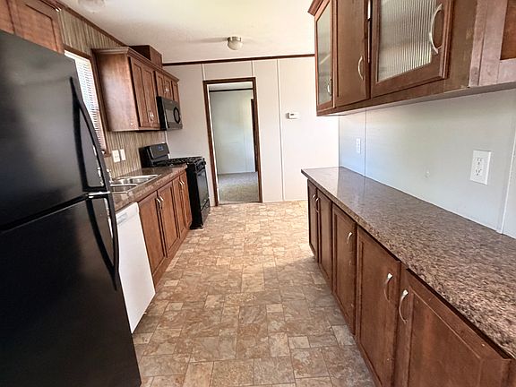 2nd image of 189 Lakeshore Cir #189