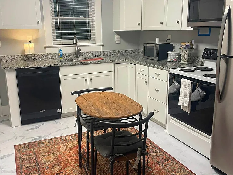 Fully equipped kitchen that includes a dishwasher