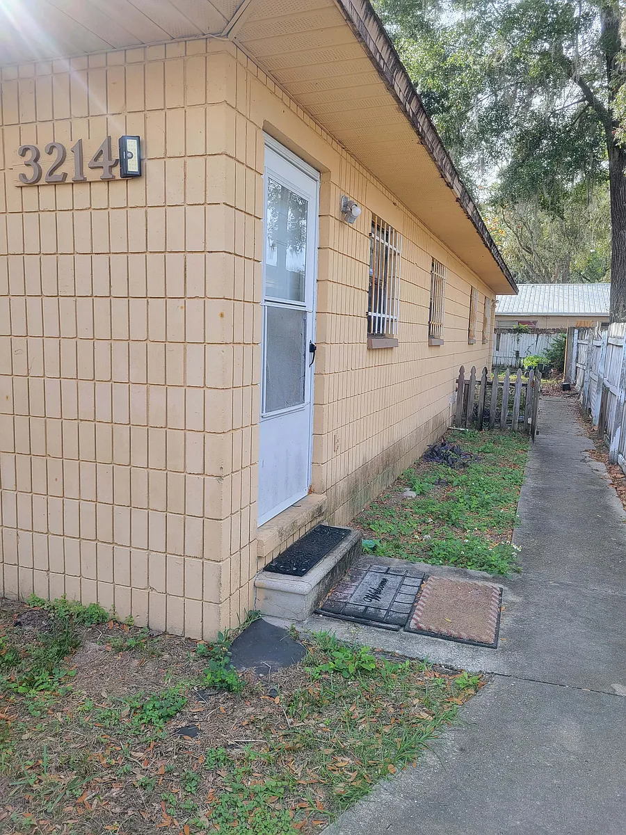 Building Photo - 3214 SW 25th Way #2