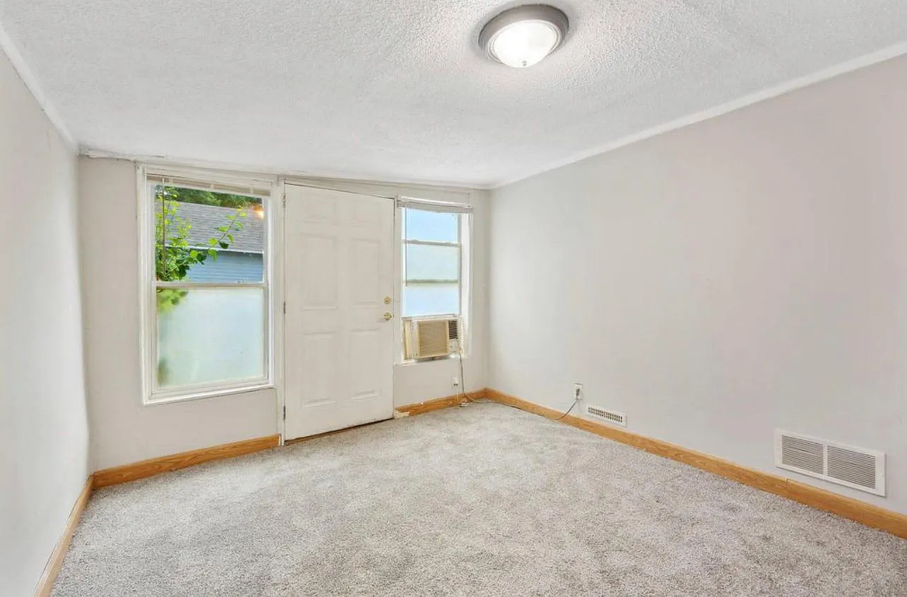 3 bed, 1019 sqft, $1,999 — Photo 3