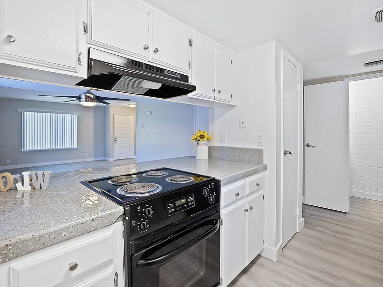 Riverwoods Apartments — Photo 8
