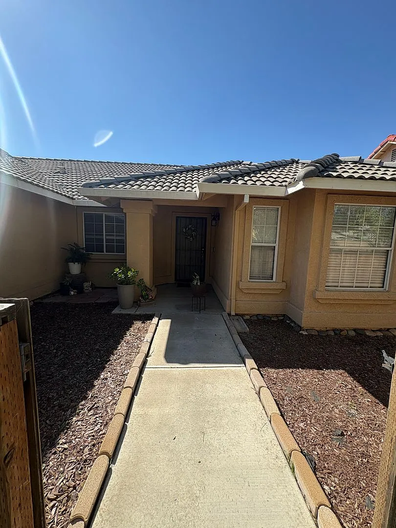 1st Months Half Off! Available Now!! Beautiful & Spacious 4 Bedroom Home! — Photo 2