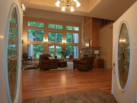 5th image of 32 Mountain Dr