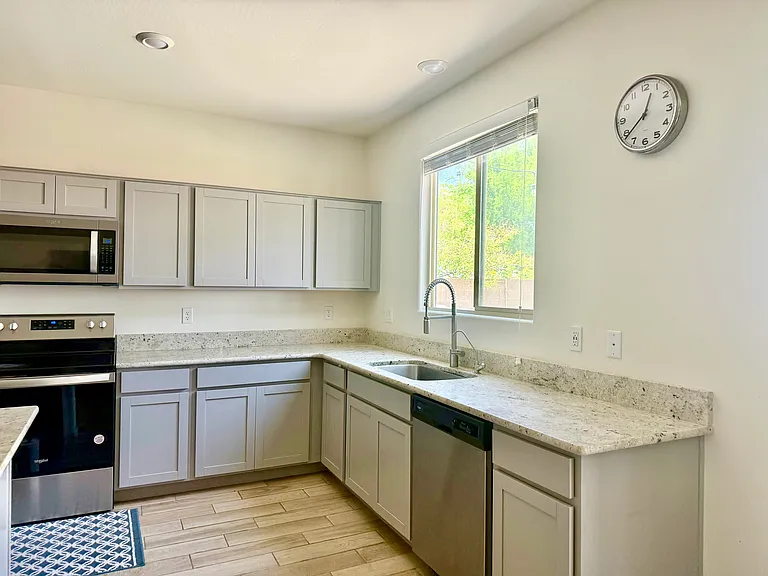 1542 E Fontana Dr — Photo 5