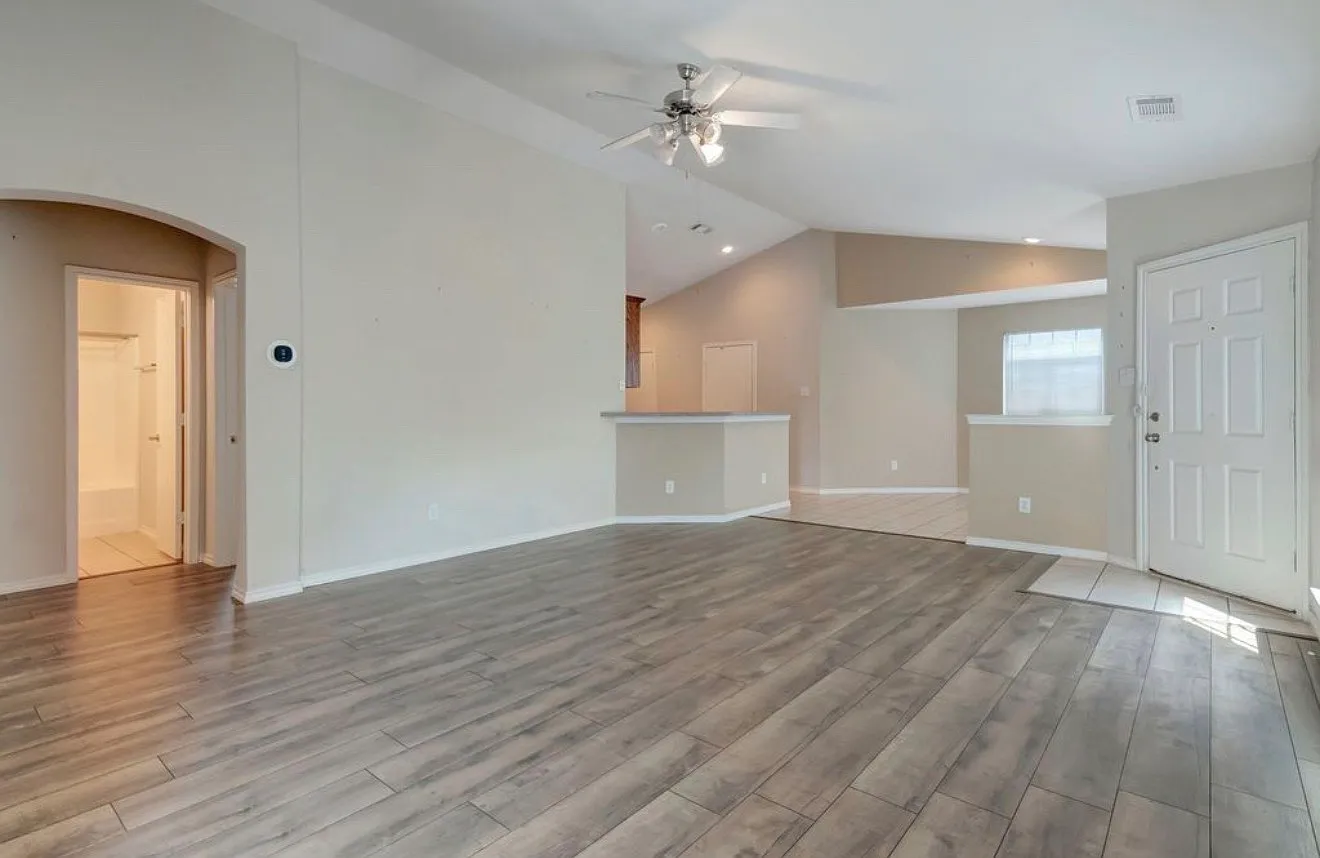 3 bed, 1419 sqft, $2,100 — Photo 4
