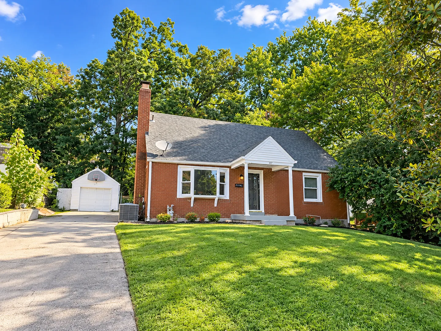 3 Bedroom Home in 40214! — Photo 3