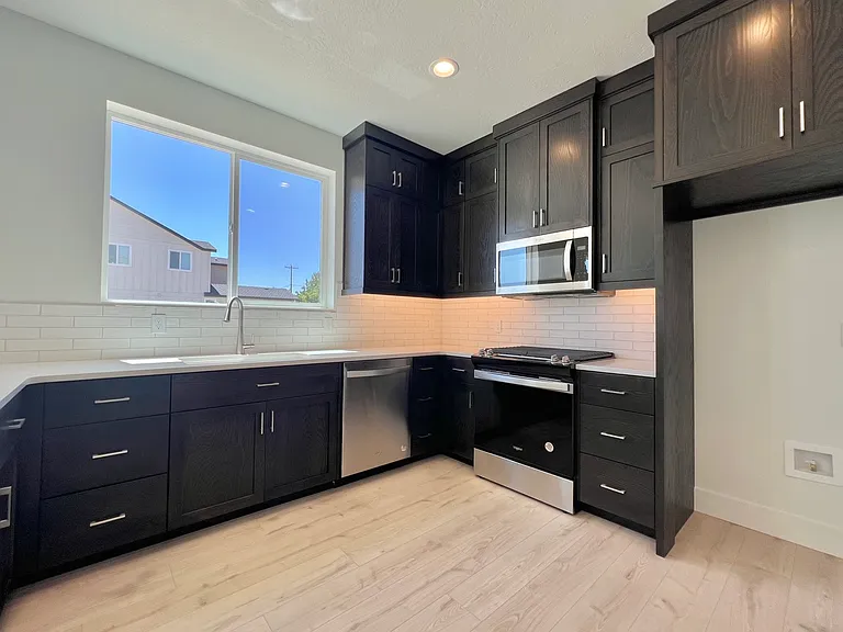 1431 N Meadowglen Ave — Photo 3