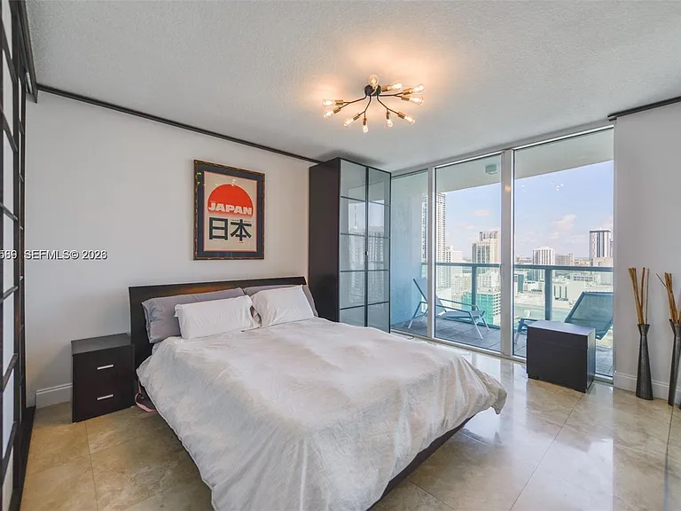 31 SE 5th St #3002 — Photo 9