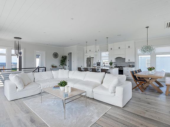 4th image of 86 E Bayview Walk