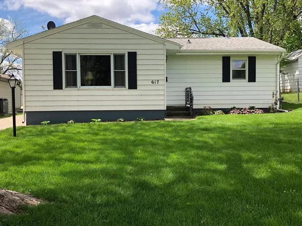 617 Center St, Grinnell, IA 50112