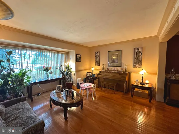 18 Twin Rivers Dr N, East Windsor, NJ 08520