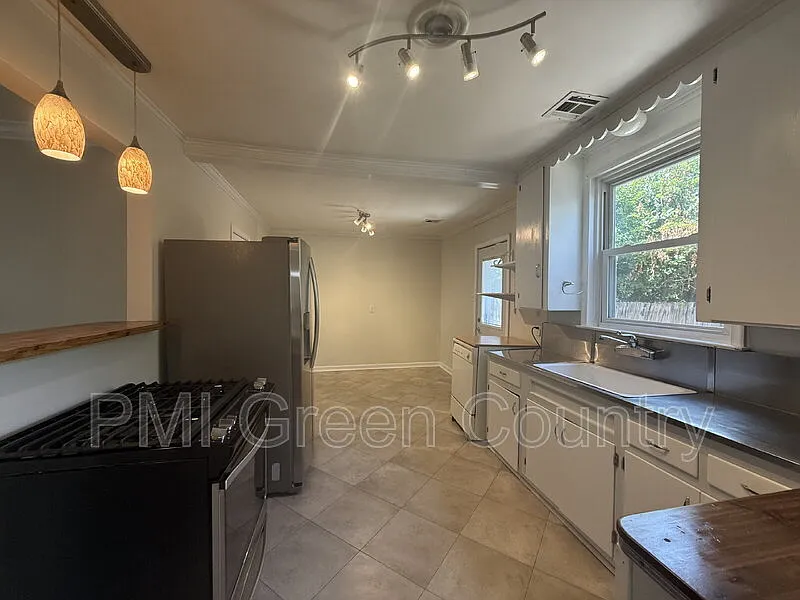 3 bed, 2.0 bath, 1442 sqft, $1,645 — Photo 4
