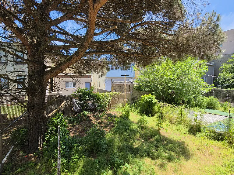 96 Brown Pl #A — Photo 46