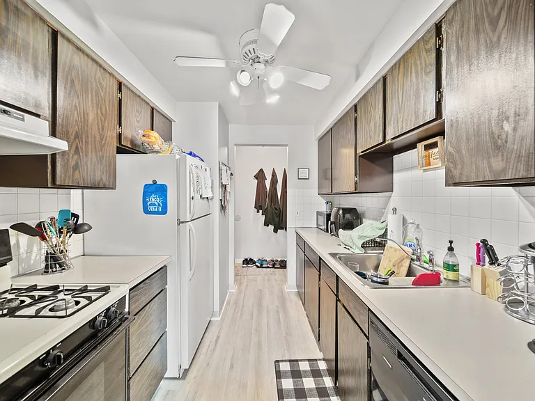 Heatherstone Apartments — Photo 10