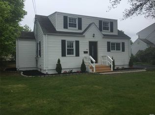 38 Harris St, Patchogue, NY 11772