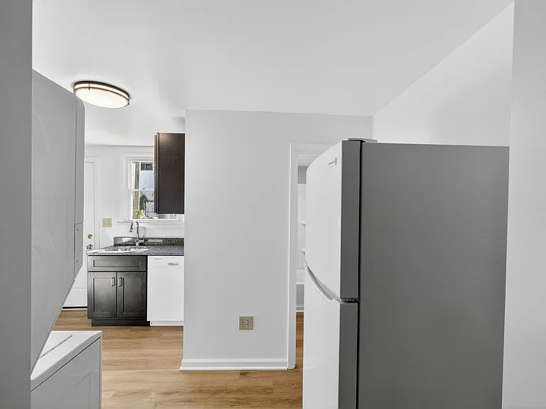 733 Center St — Photo 10