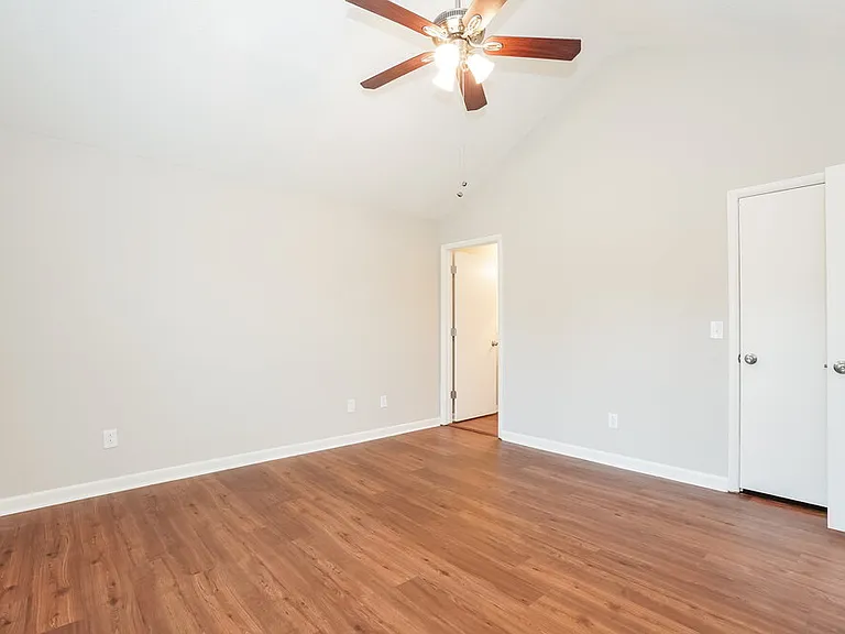 581 Woodcrest Dr — Photo 8
