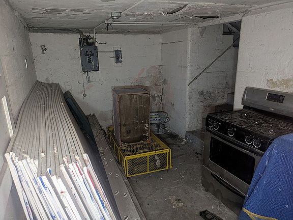 5th image of 4240 Delaware St
