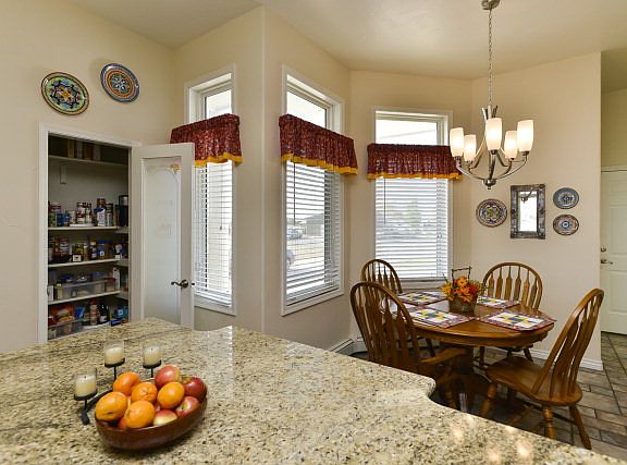 4th image of 901 W Saguache Dr