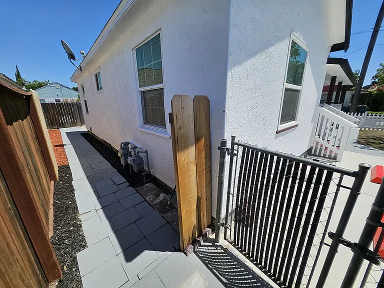 320 Locust Ave — Photo 44