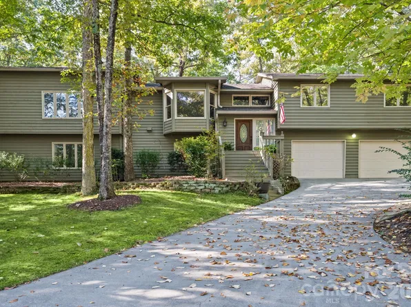 16 Woodvine Ln, Lake Wylie, SC 29710