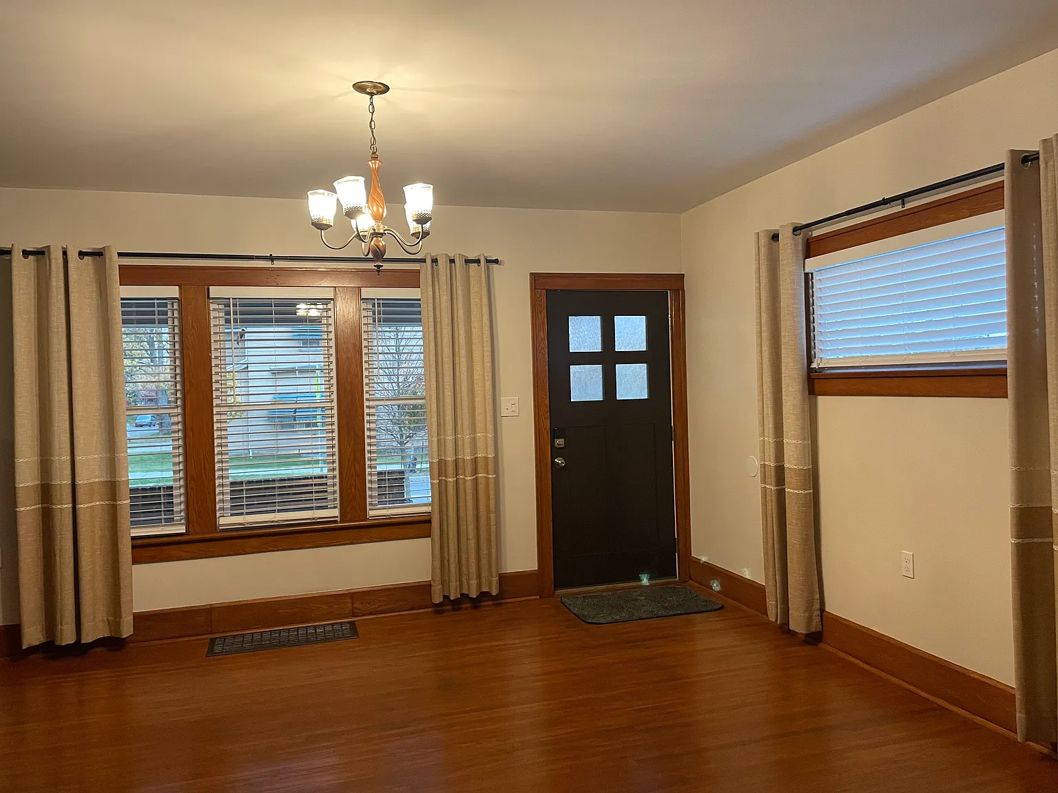 3 bed, 1800 sqft, $1,200 — Photo 3