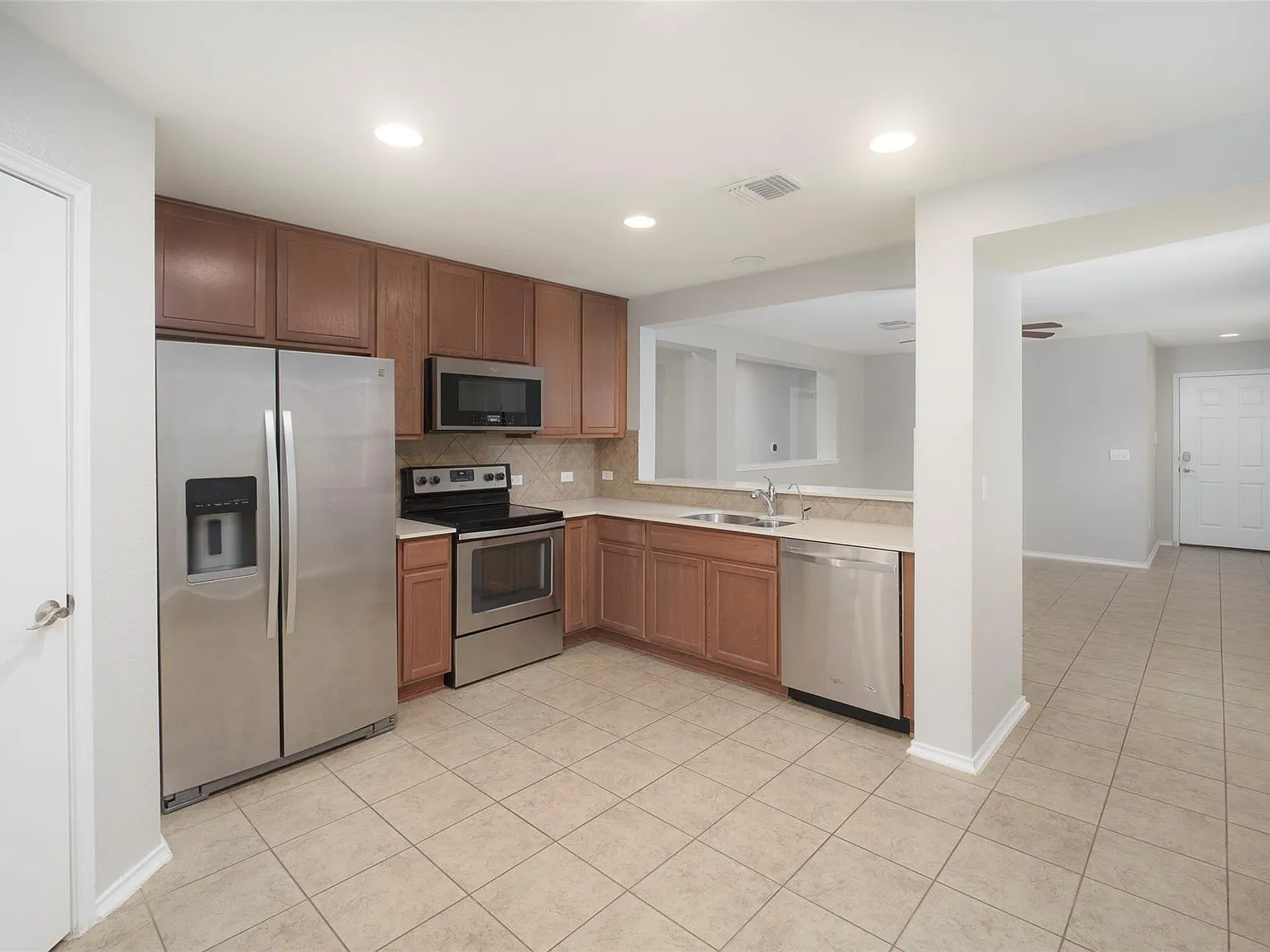 3 bed, 2.0 bath, 1342 sqft, $2,000 — Photo 2