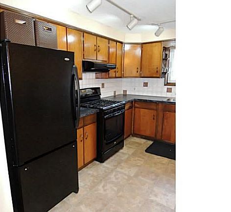 4th image of 81 Mayberry Dr E